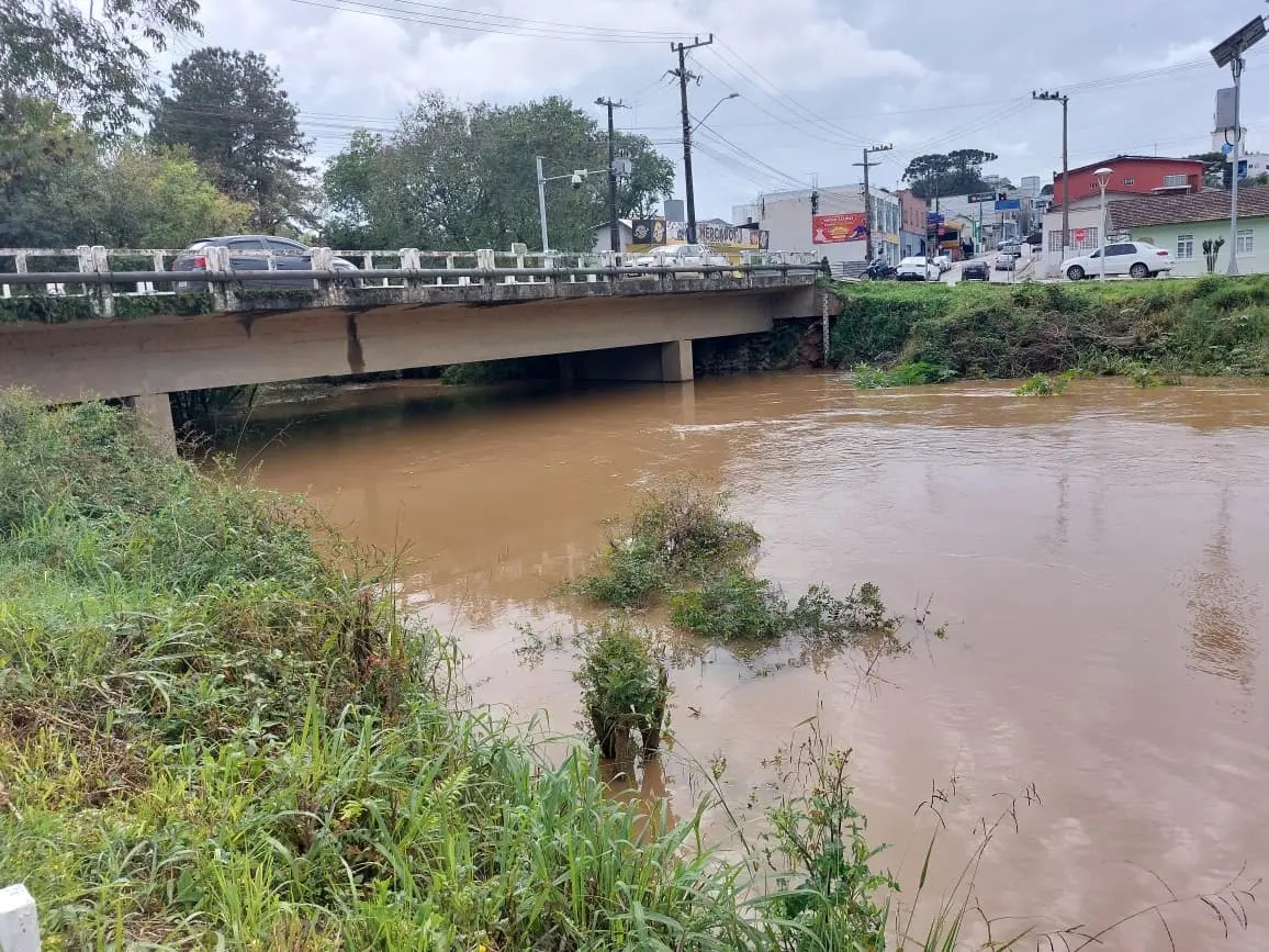 Vídeo - Rio Negrinho registra elevação do nível do rio e primeiros alagamentos nesta terça-feira