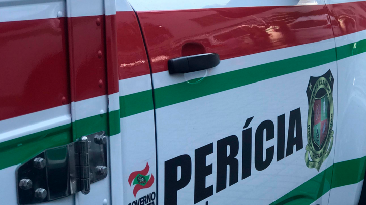 Um cara foi preso em Jaraguá do Sul na noite deste sábado, logo depois de matar uma pessoa a facadas e ferir outra em São Bento do Sul.