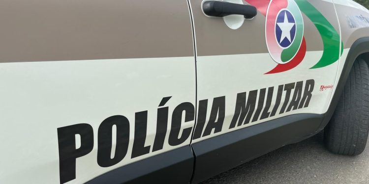 Por ciúme, mulher esfaqueia companheiro e acaba presa após "rodar a baiana" em Massaranduba