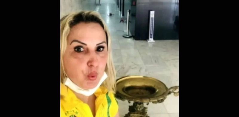Moradora de Joinville condenada por atos de 8 de janeiro é deportada dos EUA e presa no Brasil