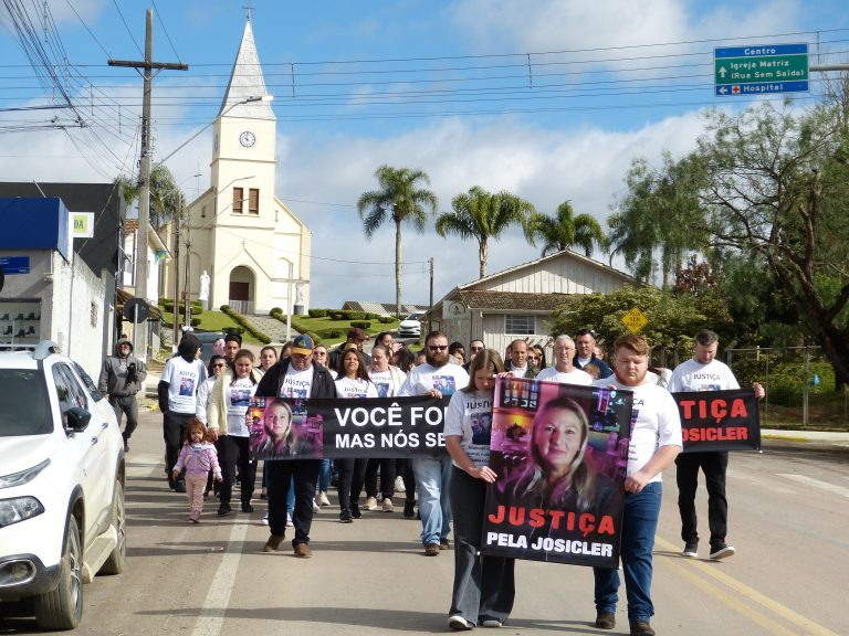 Dor em marcha pelo fim da violência contra mulheres - Dor e indignação lado a lado com família de vítima de Violência
