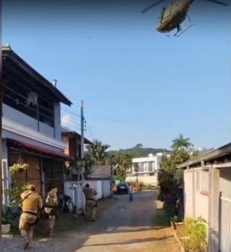 Homem é assassinado e ruas viram palco de “caçada” policial contra suspeitos em Joinville