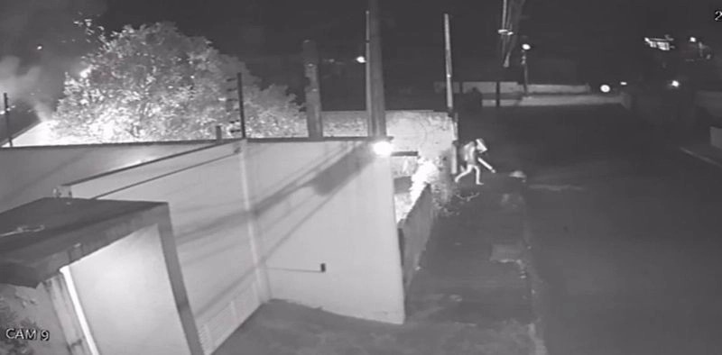 VÍDEO - Câmera flagra momento em que homem coloca fogo em casa de ex-companheira, em Joinville