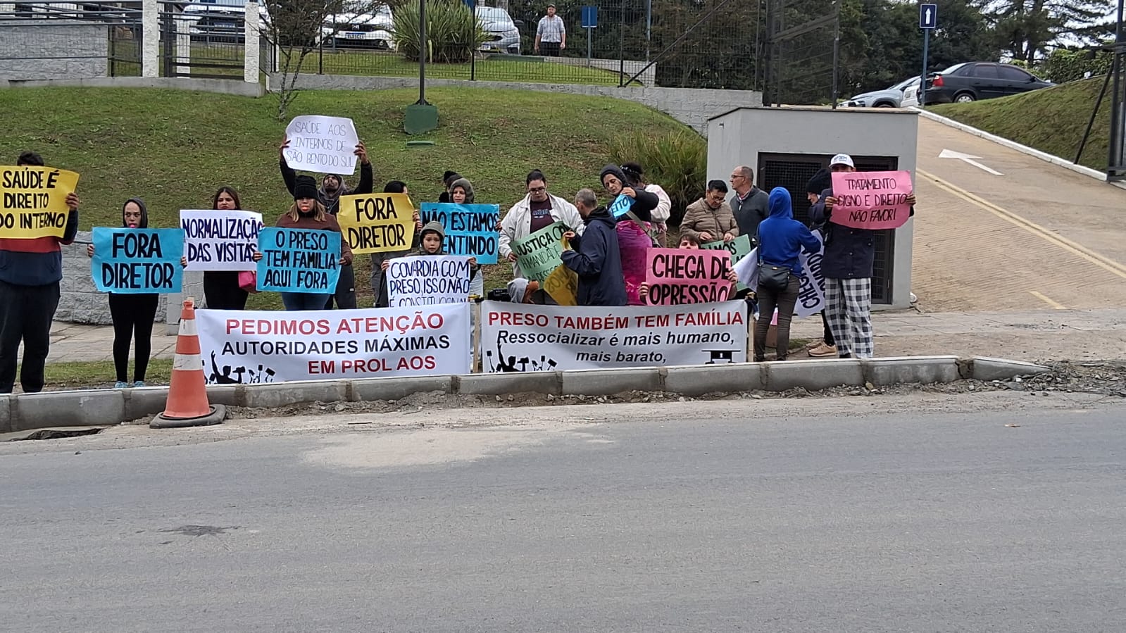 Familiares de custodiados iniciam manifestação pacífica em São Bento do Sul e protocolam pedido de providências ao Judiciário