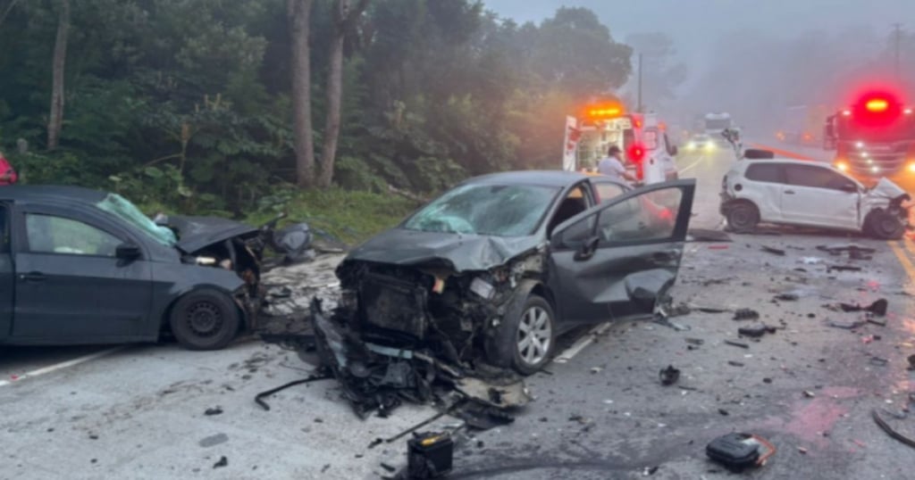 Engavetamento com 5 veículos para o trânsito e deixa feridos em São Bento do Sul